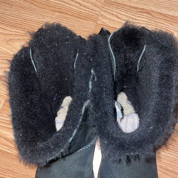 Bailey Bow Uggs - Picture 4 of 4